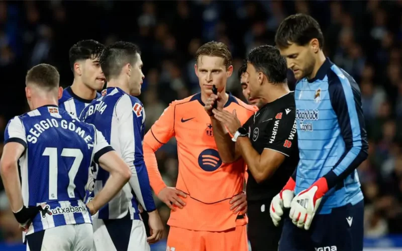 دي يونج يهاجم حكم برشلونة-سوسيداد: استعلاء وإهمال القائد